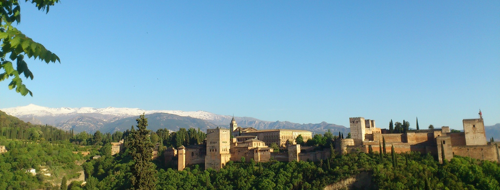 Alhambra vor der Sierra.