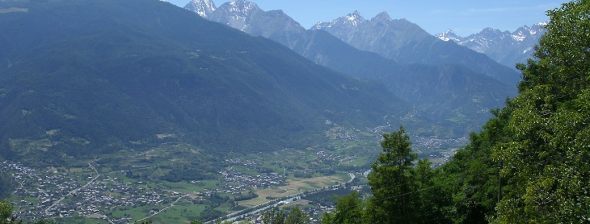 Tiefblicke ins Aostatal von der Route des Salasses.