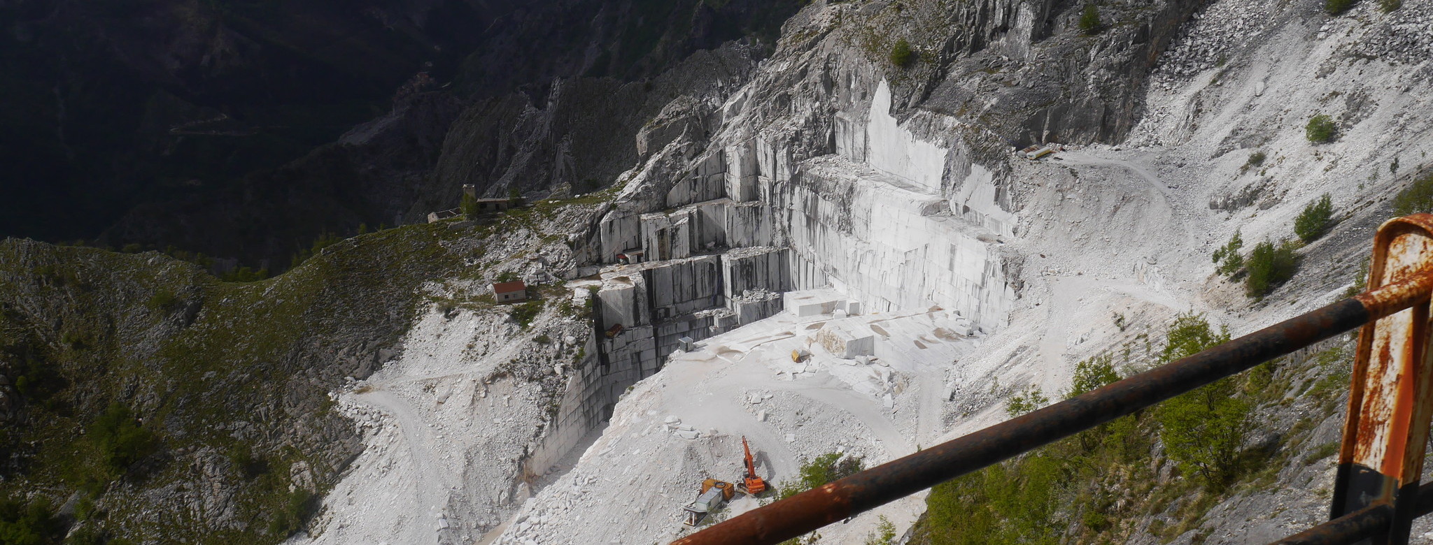 Der wunderbare Passo del Vestito führt uns durch die Marmorsteinbrüche von Carrara.